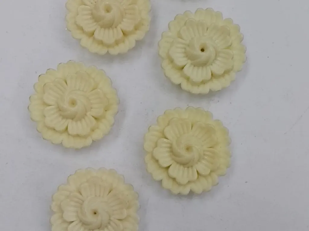 Off White Flower Plastic Stones